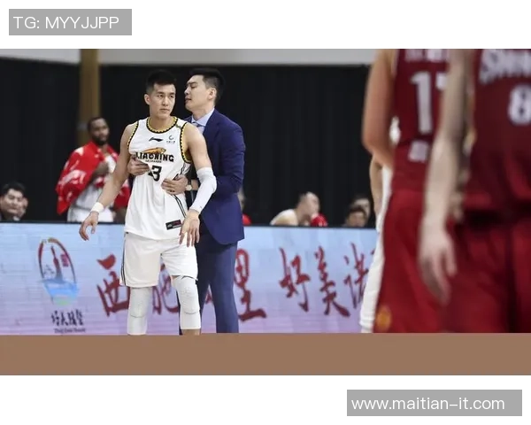 郭艾伦带领中国男篮奋勇拼搏展现青春力量与团队精神的精彩瞬间